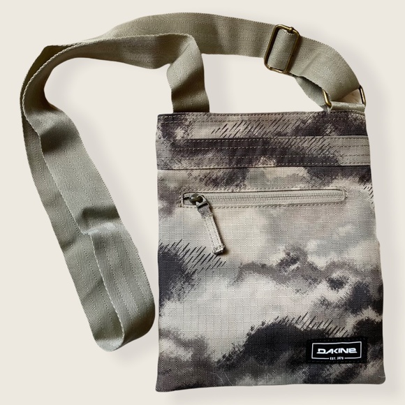Dakine Handbags - NWOT Dakine Jive Handbag in Camo Print